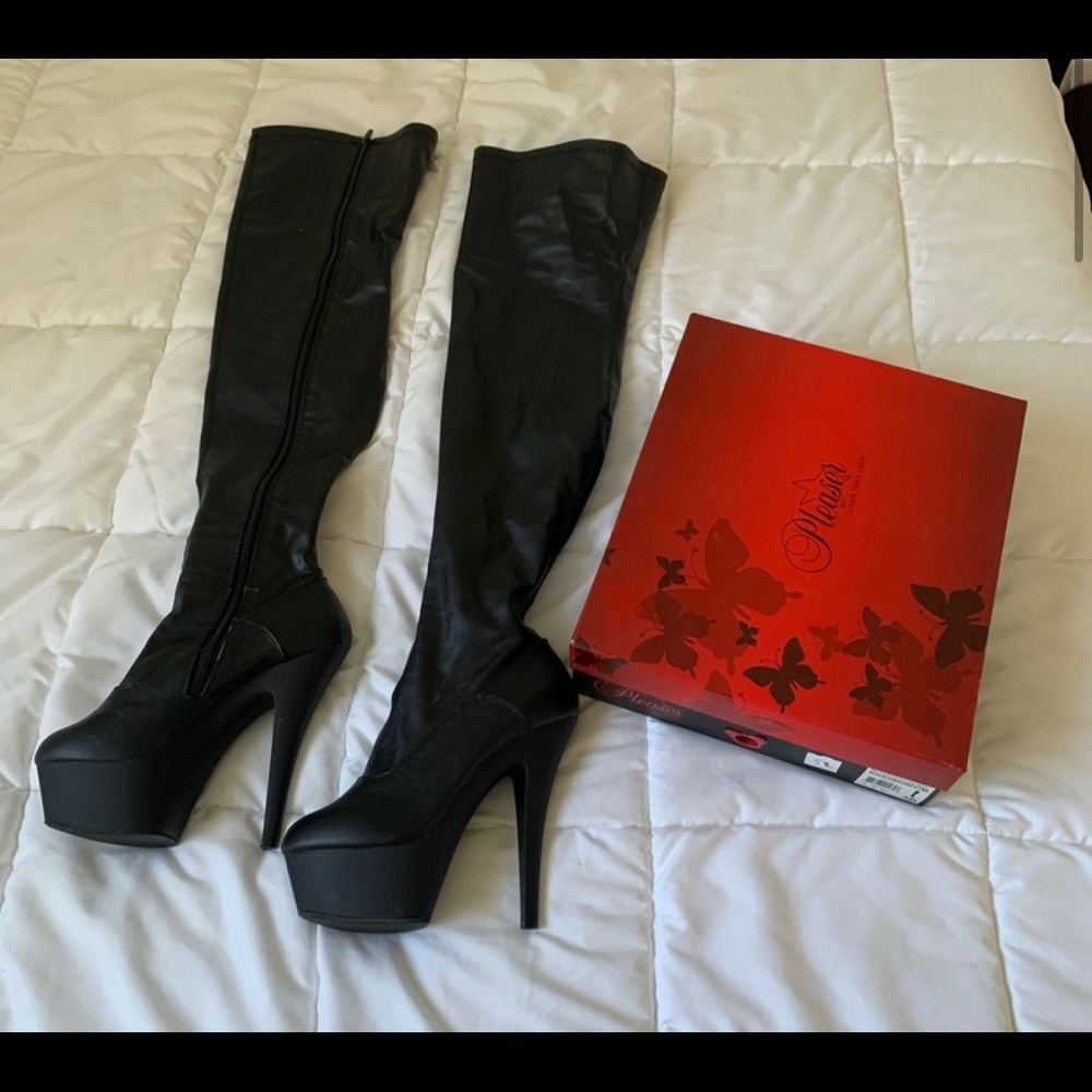 Pleaser Kiss 6in platform boots